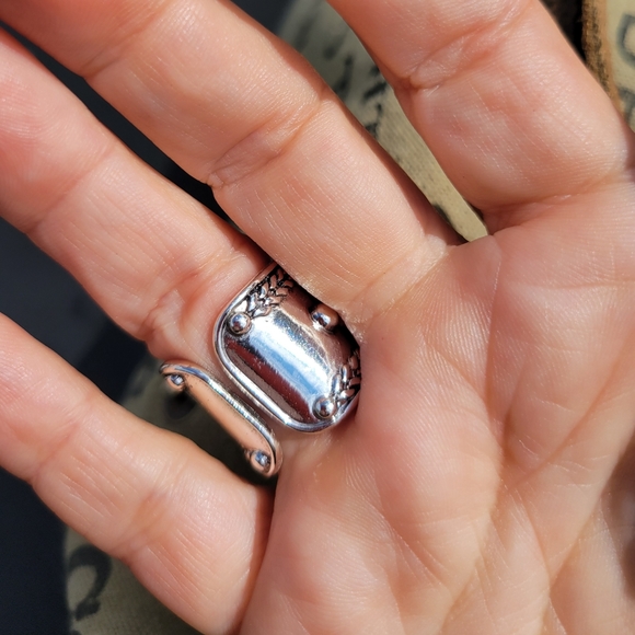 Beautiful Bold Turquoise Howlite Boho Cigar Band Cuff Ring - Picture 7 of 8